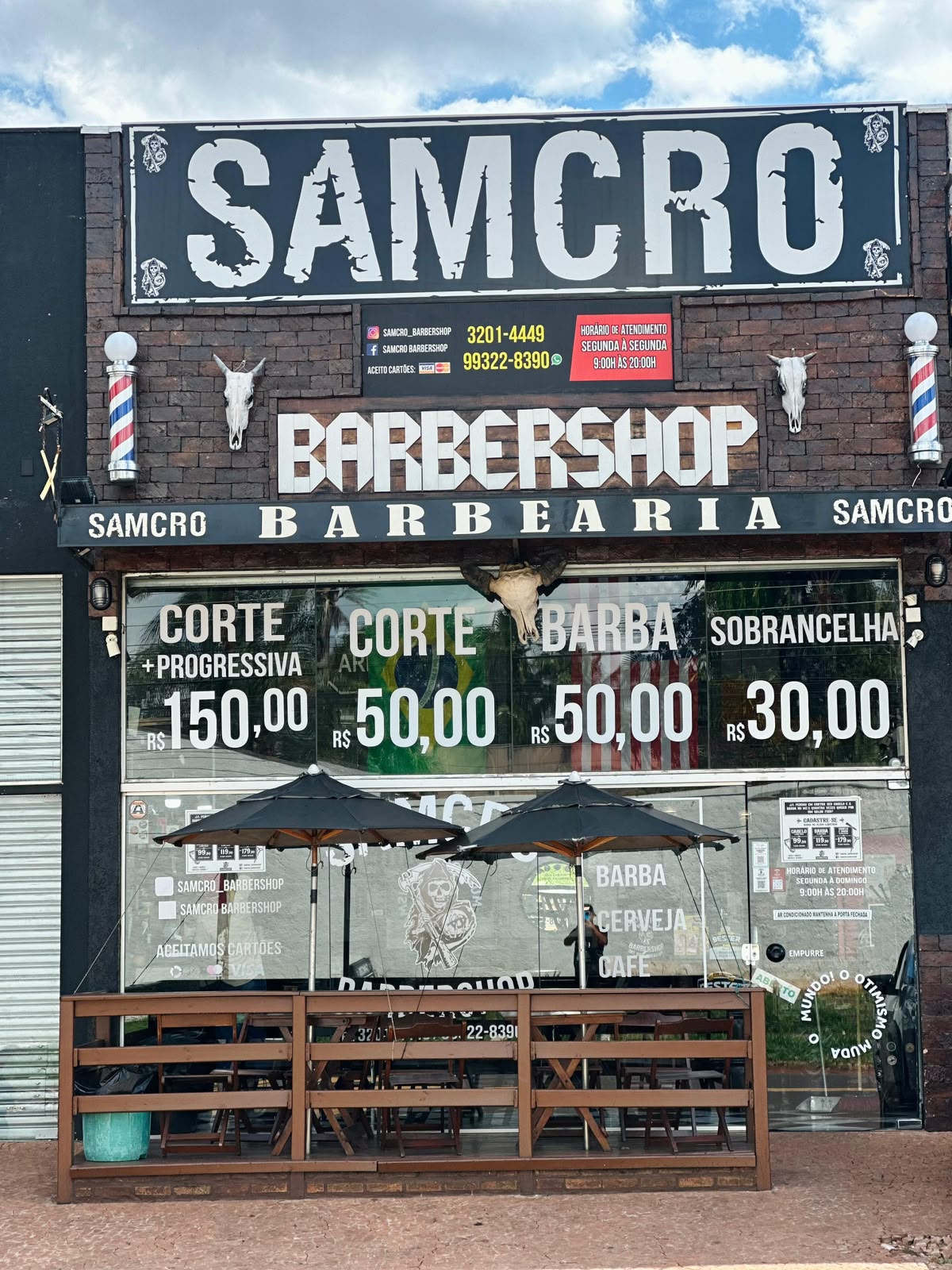 Fachada da Samcro com a placa e o painel de preços