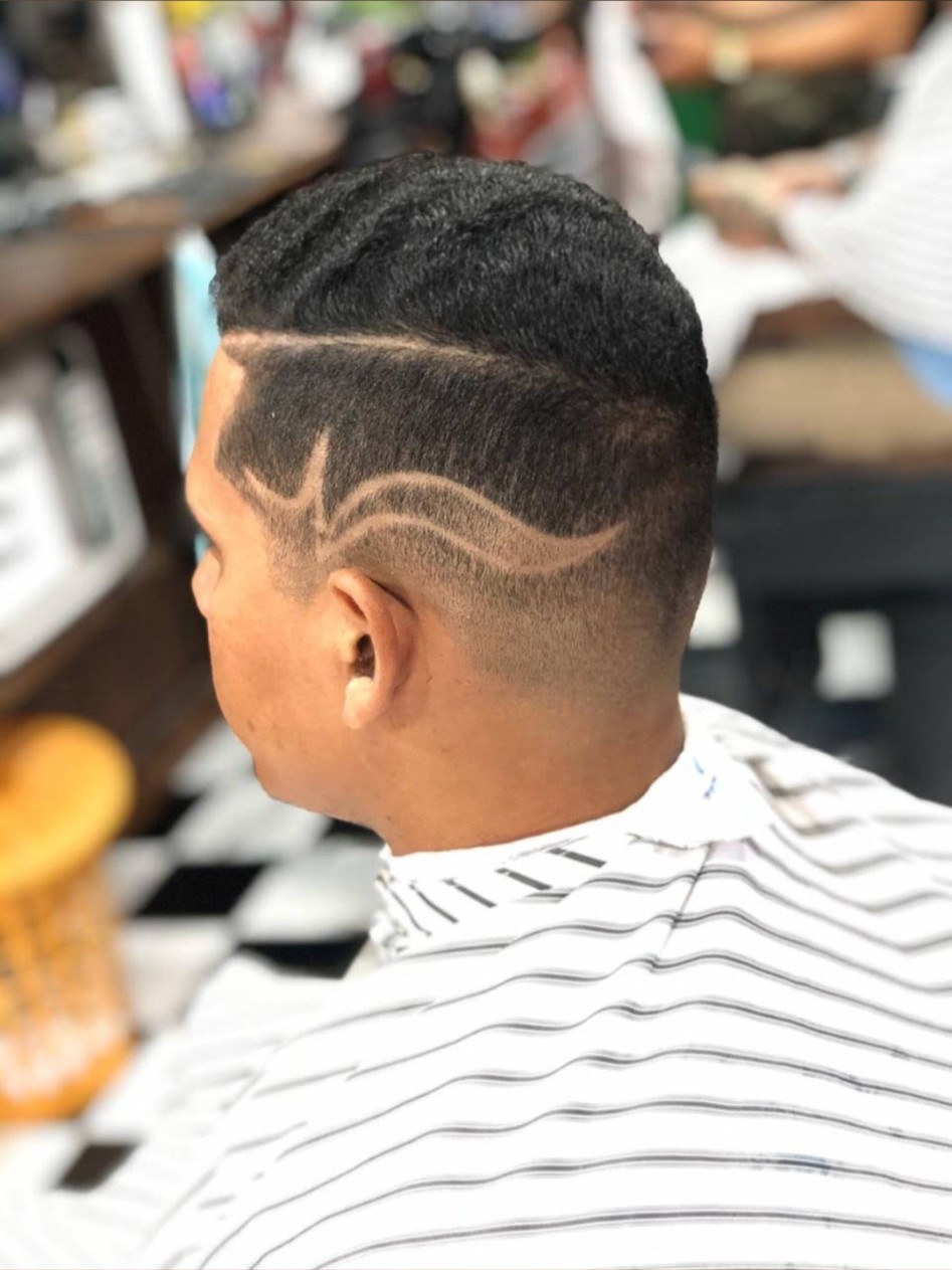 Corte com desenho na navalha
