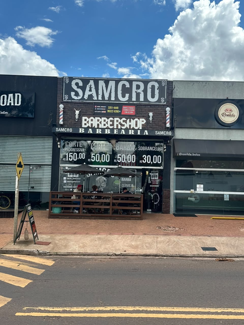 Fachada da Samcro com mesas na calçada