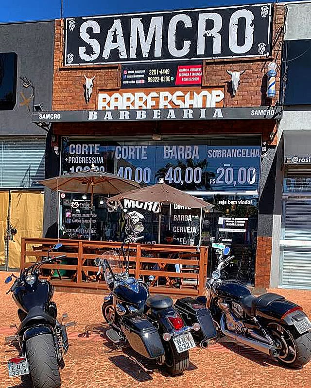 Fachada da Samcro Barber Shop com motos estacionadas na calçada