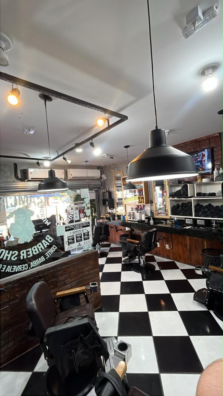 Interior da Samcro com balcão e luminárias pendentes