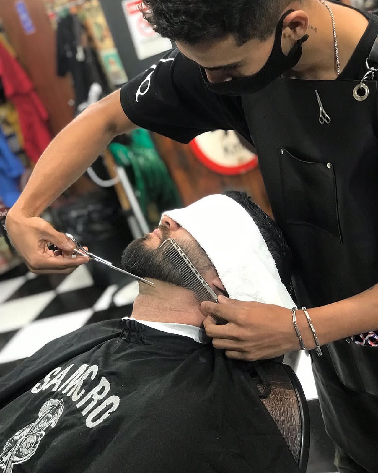 Barbeiro da Samcro trabalhando na barba de um cliente