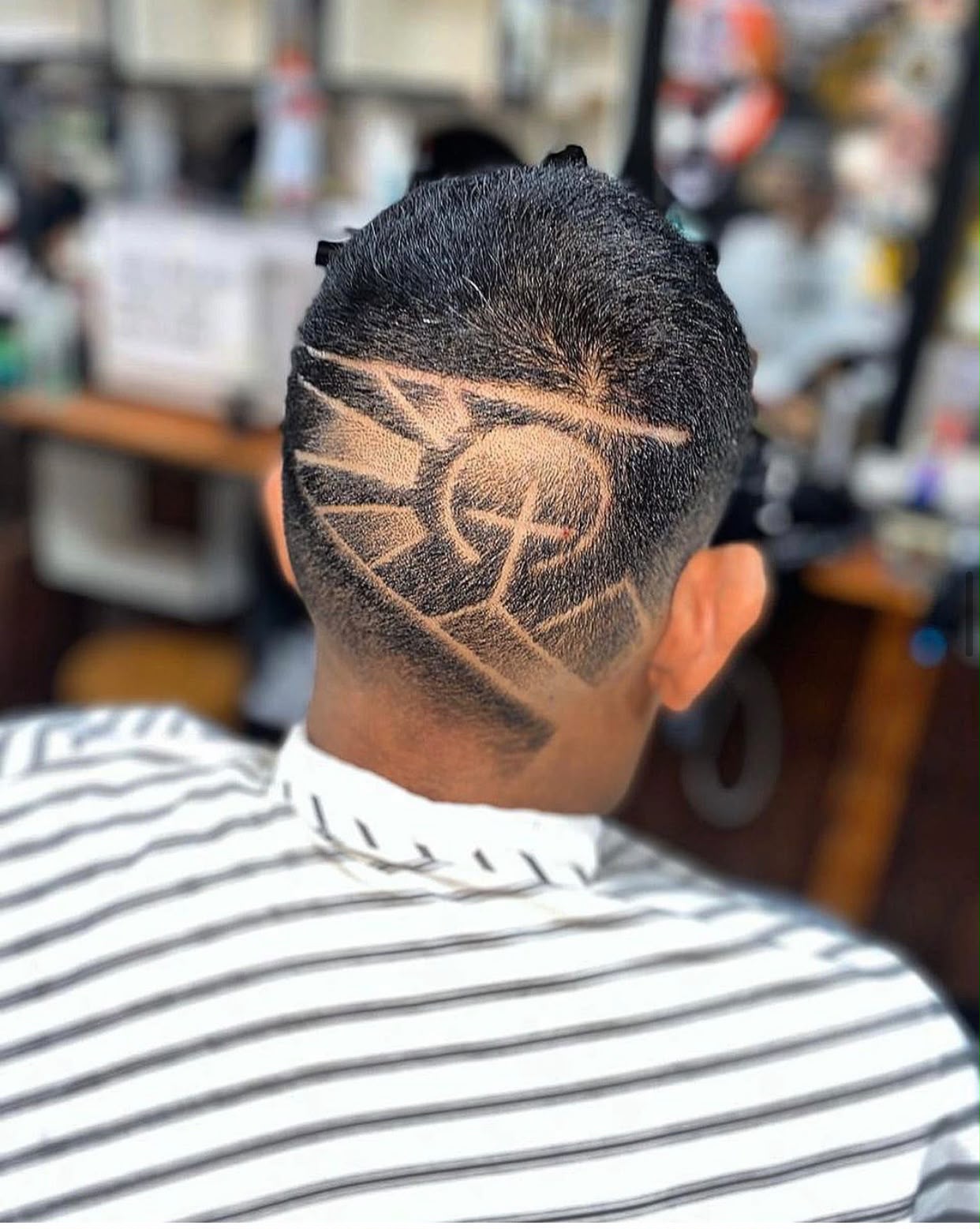 Corte com desenho de navalha na nuca