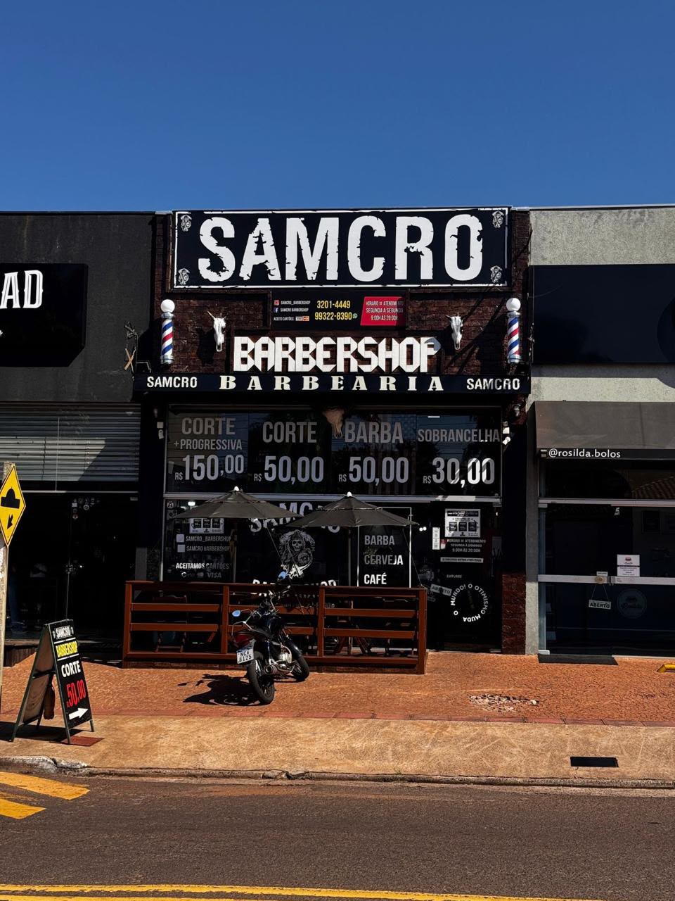 Fachada da Samcro Barbershop em dia de sol
