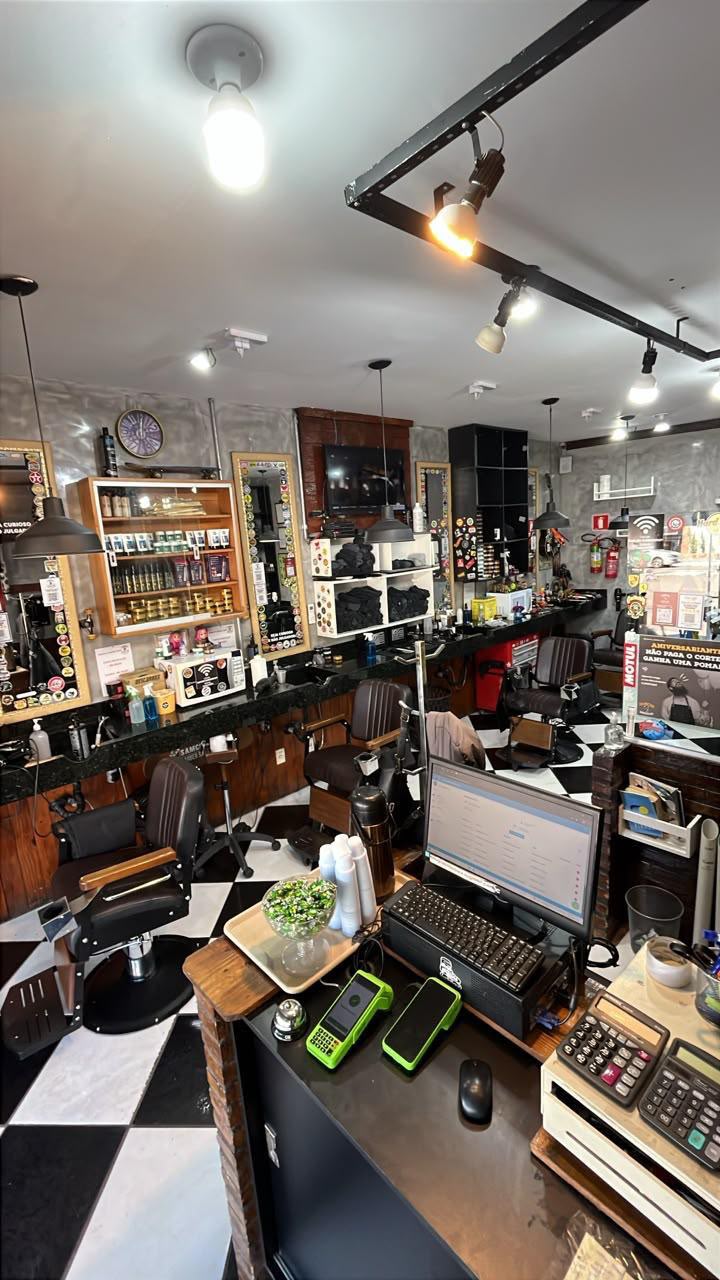 Interior da Samcro Barber Shop com cadeirões de atendimento e balcão