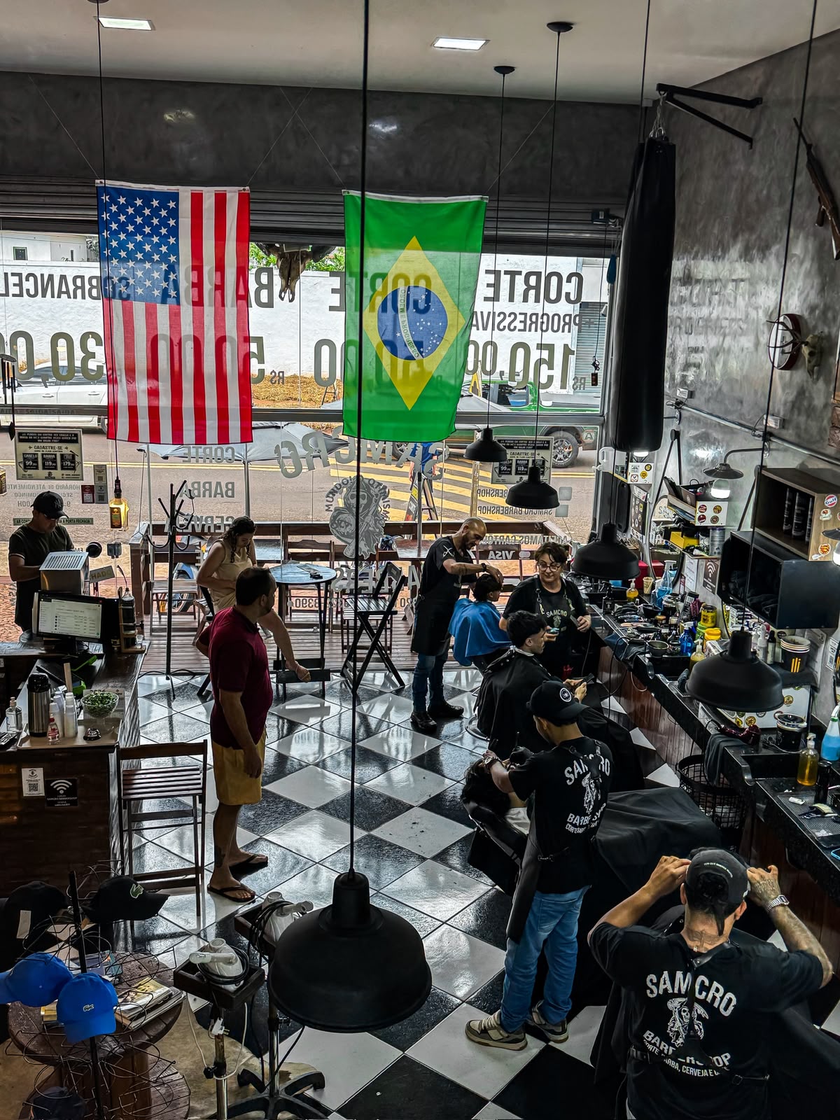 Equipe Samcro trabalhando em ambiente com as bandeiras do Brasil e dos Estados Unidos